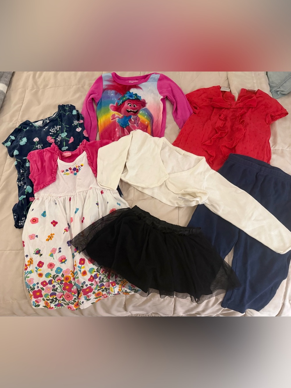 A lot of 7 pieces girls clothes size 2T
